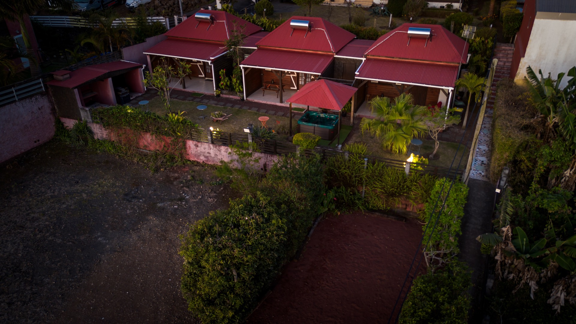 Vue aérienne du gîte avec terrain de pétanque